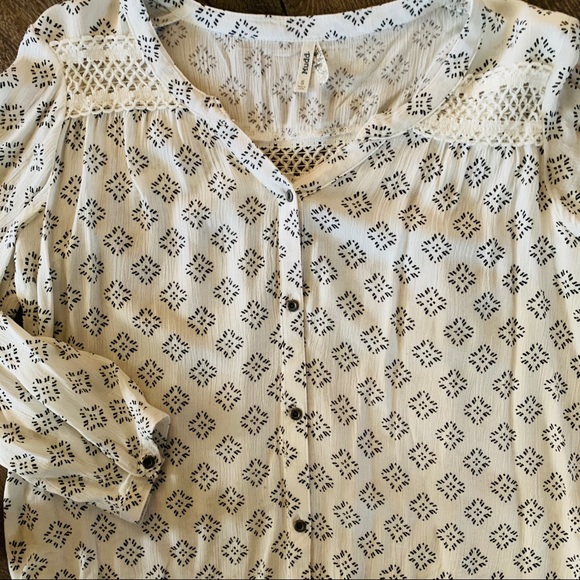 Mudd Black & Cream Patterned Top with Lace Accents - Picture 2 of 5
